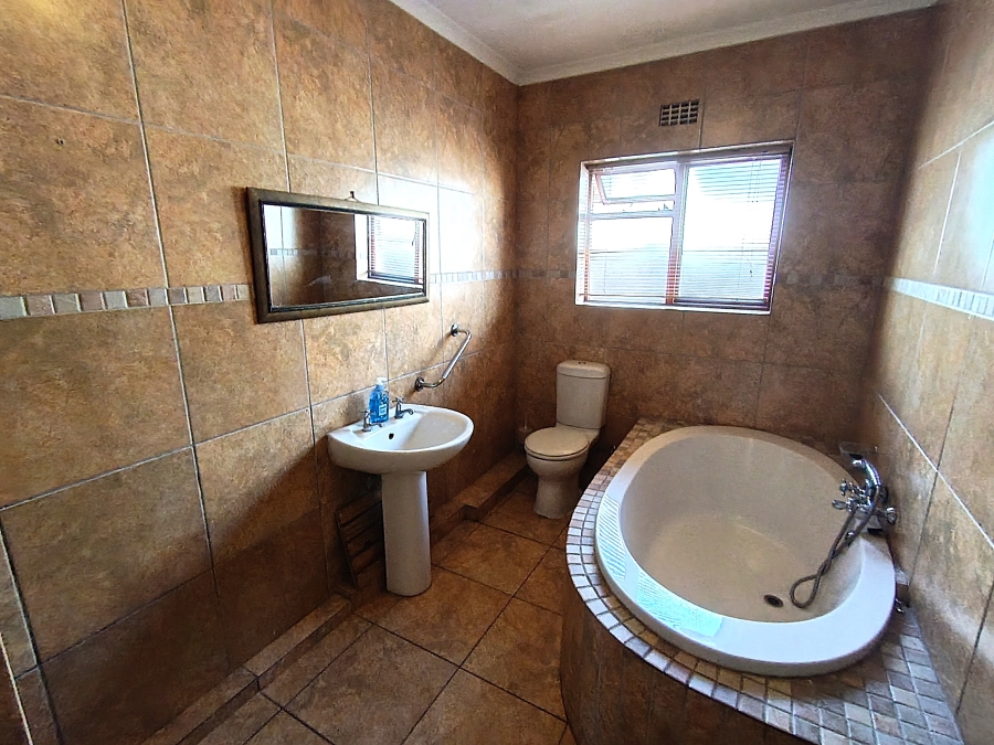 To Let 4 Bedroom Property for Rent in Southfork Western Cape